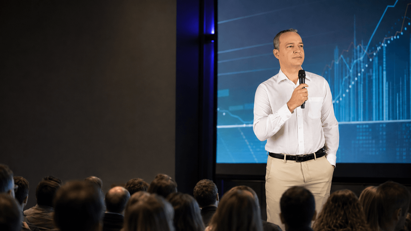 Paulo Crispim durante palestra corporativa diante de uma plateia